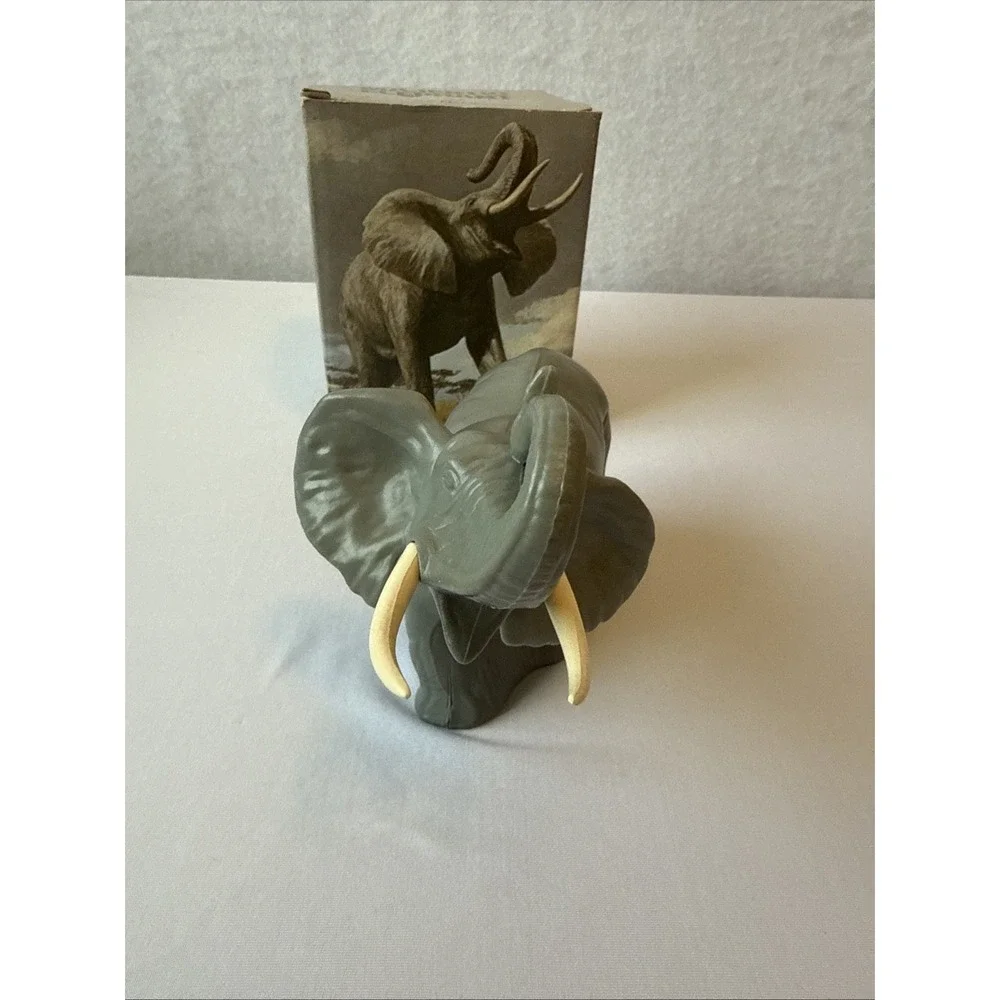 Vintage 1977 Avon Majestic Elephant Decanter Bottle Full W/Box Wild Country